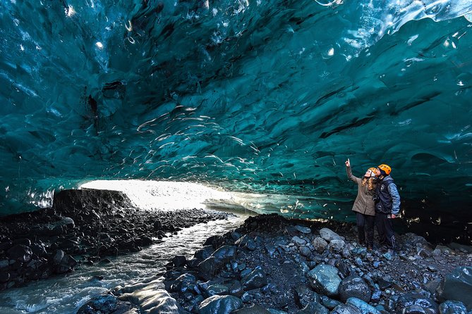 3-Day Ice Cave, South Coast, Golden Circle and Northern Lights - Guides and the feel of the group