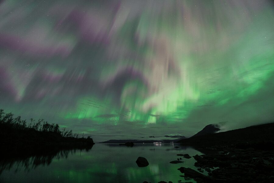 Abisko: Guided Autumn Aurora Chase with Hotel Transfers - Staying warm in the Arctic night