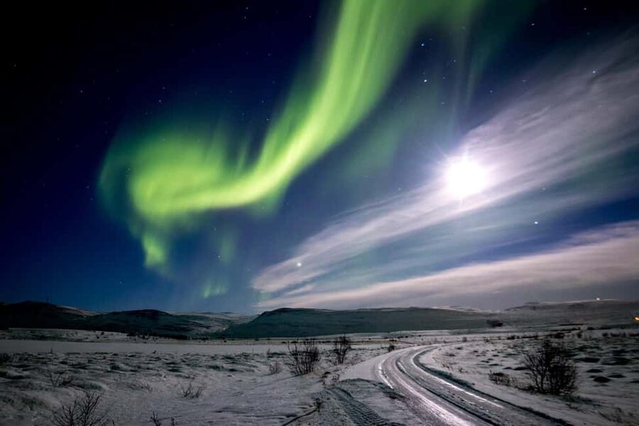 Akureyri: Northern Lights Tour - The science and the waiting