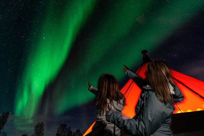 Aurora Safari Chase by big bus, free Photos, toilet onboard - Taking photos of the aurora
