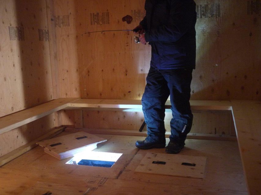 Fairbanks: Aurora Ice Fishing Tour - Learning to fish through Alaskan ice