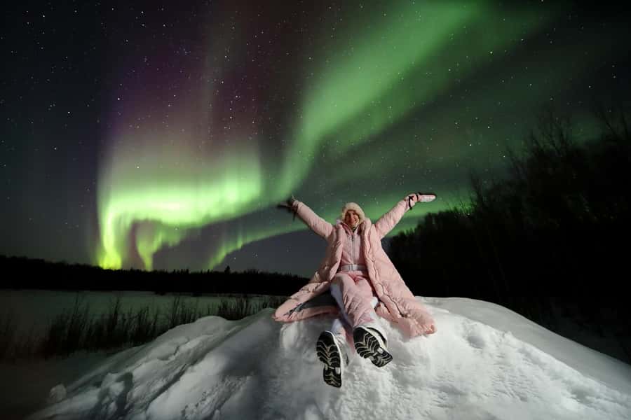 Fairbanks: Northern Lights Adventure with Photos & HOT PIZZA - Portraits, lanterns, and creative night photography