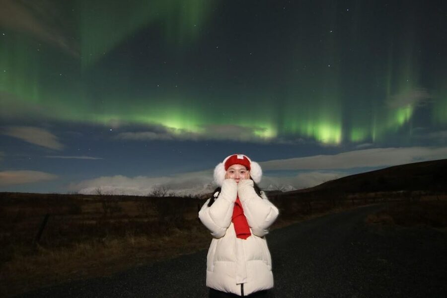 From Reykjavik: Northern Lights Tour with Hot Cocoa & Photos - What the guide adds beyond driving