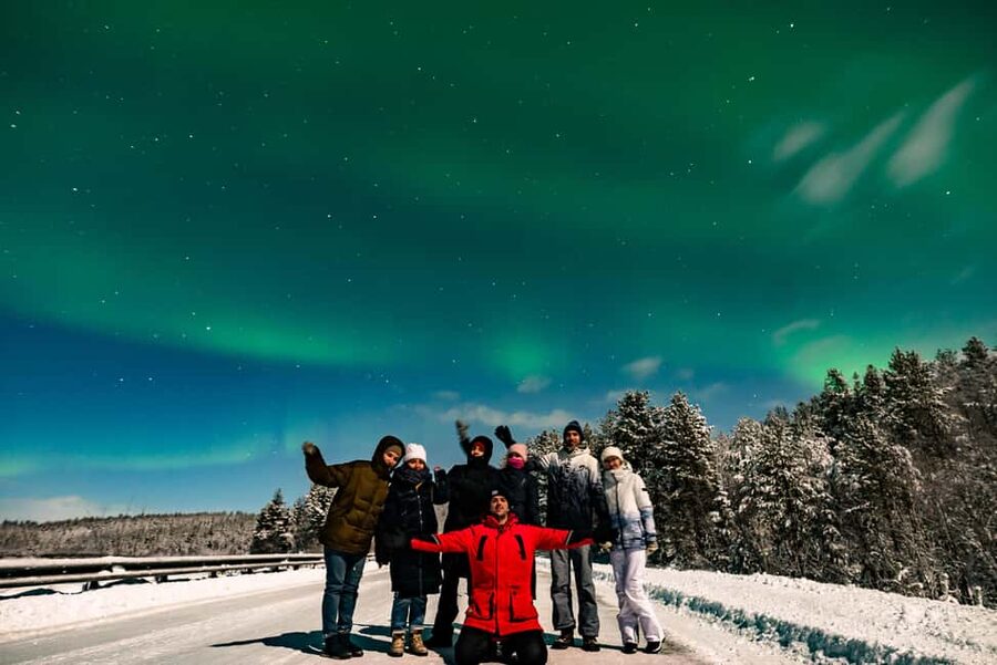 From Rovaniemi: Northern Lights Van Tour with Photos - Guide communication and tour quality