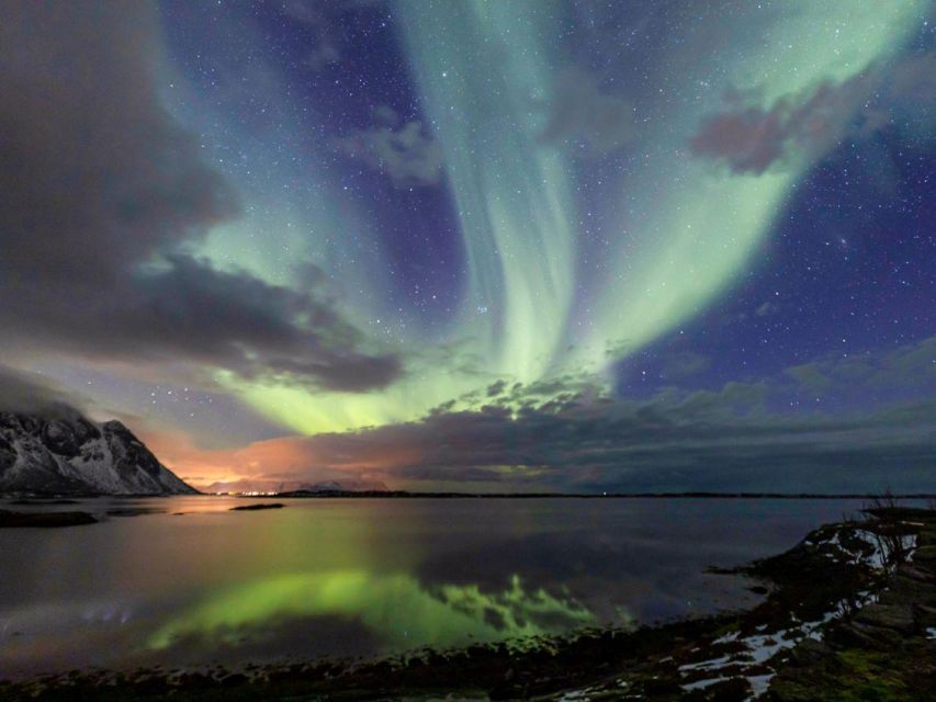 From Svolvær: Guided Northern Lights Tour by Van - The guide can change the quality of the night