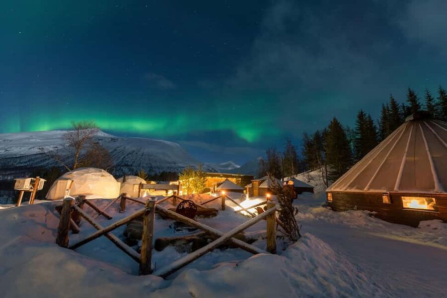 From Tromsø: Northern Lights Visit at Camp Tamok - A short aurora lesson before the waiting begins