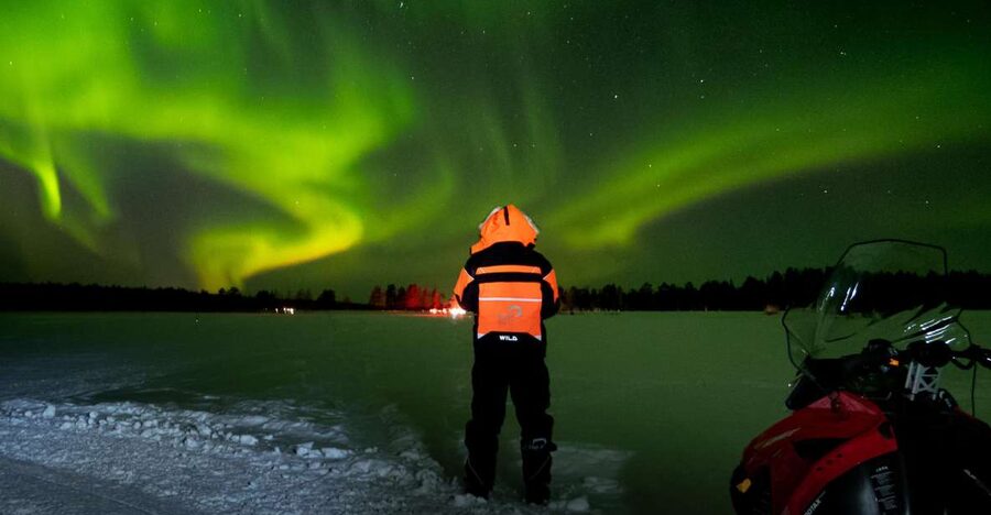 Levi: Northern Lights Snowmobile Tour with Snacks and Drinks - Riding into Lapland after dark