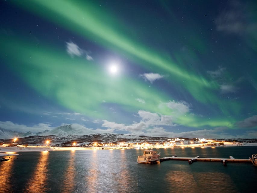 Lyngenalps: Northern Lights Snowmobile Safari - Setting out from XLyngen resort after dark