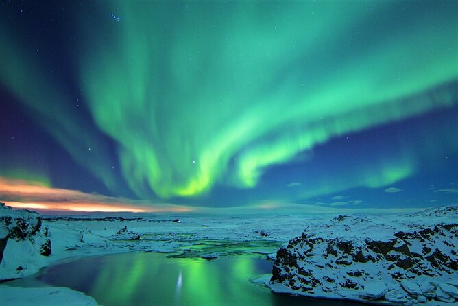 Northern Lights Bus Tour from Reykjavik with Hot Chocolate - Photos, phones, and the moment the sky changes