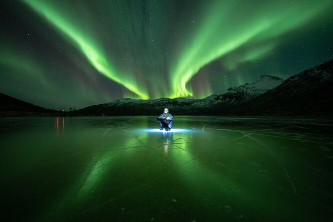 Northern Lights Expedition Tromsø - 6 people - Arctic Photo Guide - Getting out of the 4x4 for the best view