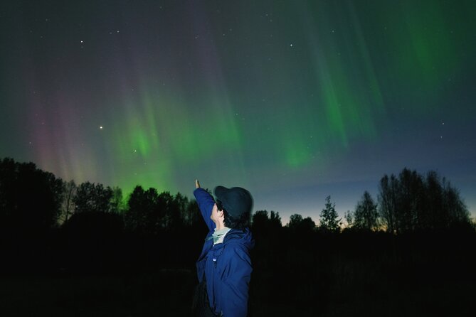 Northern lights hunting photo tour with bbq; small groups - Waiting beside the campfire