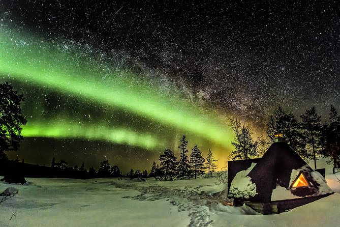 Northern Lights Photography Tour from Rovaniemi - Waiting by the fire with food and hot drinks