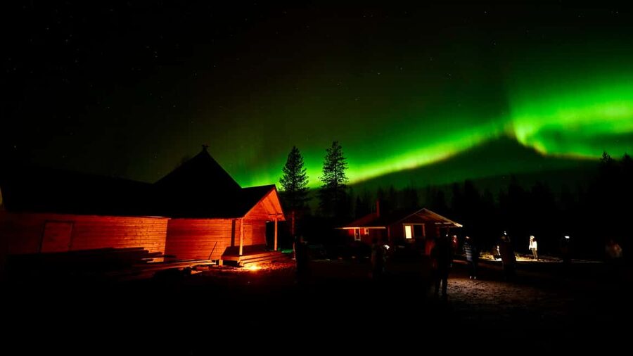 Northern Lights Tour/Trip to a magical place - The cabin, fireplace, drinks, and snacks