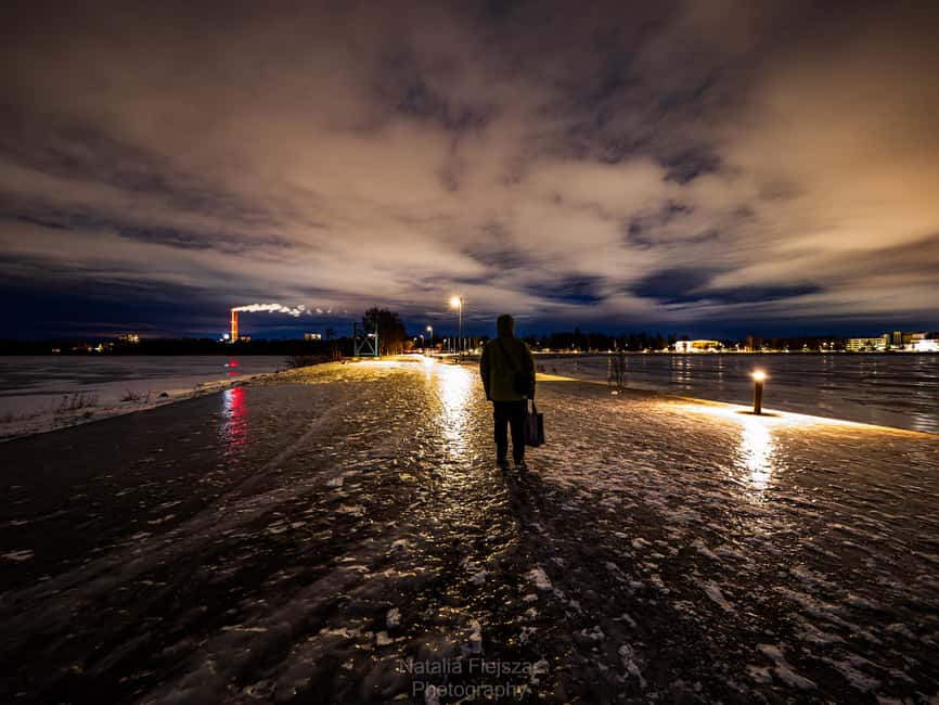 Oulu: Guided Night Walking Tour with Northern Lights Hunting - Practical booking advice