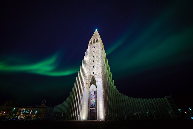 Reykjavik: Northern Lights Comfort Coach with Surprise - The guides make or break the waiting time