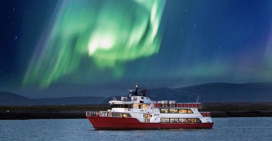 Reykjavík: Northern Lights Cruise - Leaving Reykjavík Old Harbour after dark