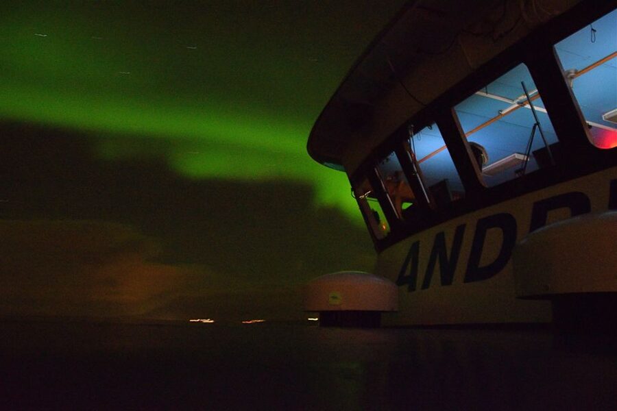 Reykjavik: Northern Lights Guided Boat Tour - Photography and the free photo service