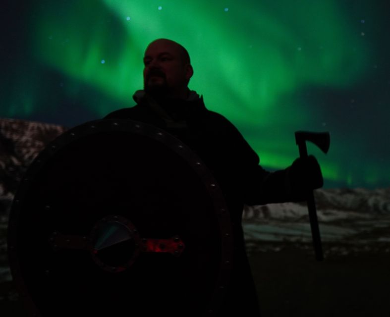 Reykjavik: Northern Lights Tour w/Pro Photos - Small Group - Hot chocolate, cookies, and staying warm