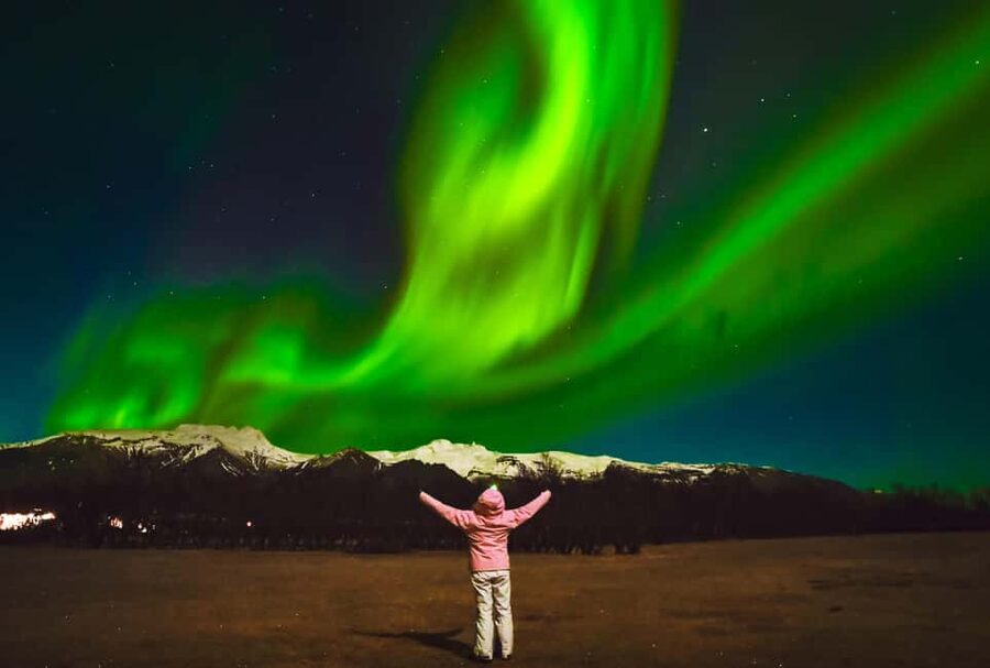 Reykjavik: Northern Lights Tour with Chinese Guide冰岛雷市中文极光团 - Hot chocolate, Icelandic stories, and the waiting game