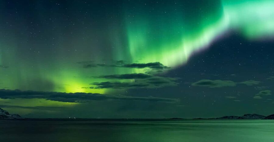 Reykjavik: Northern Lights with Icelandic Treats - Chasing green light beyond Reykjavik