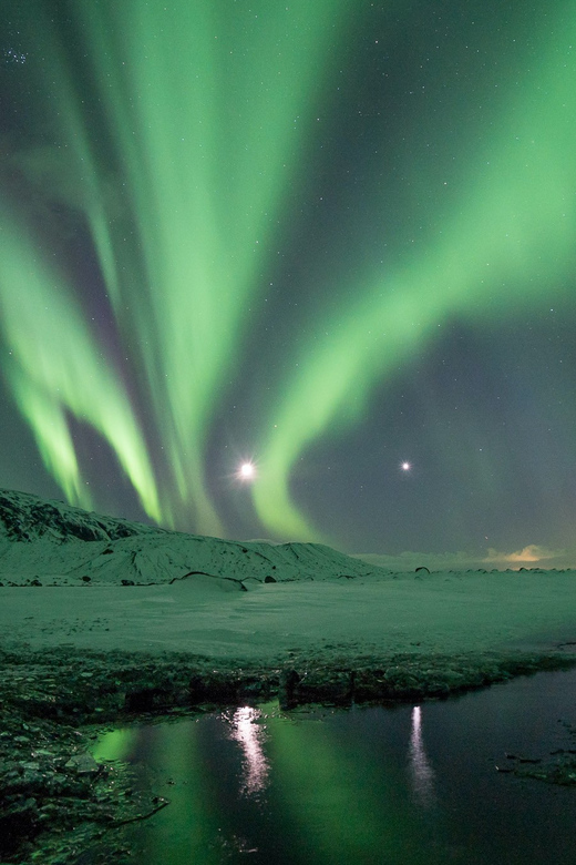 Reykjavik: Northern Lights with Icelandic Treats - Blankets, hot chocolate, and Icelandic pastry