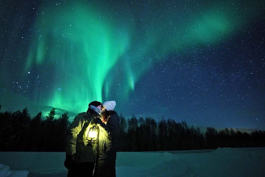 Rovaniemi:%100 Money Back Guarantee Northern Lights Hunting - Snacks, hot drinks, and the wait outdoors