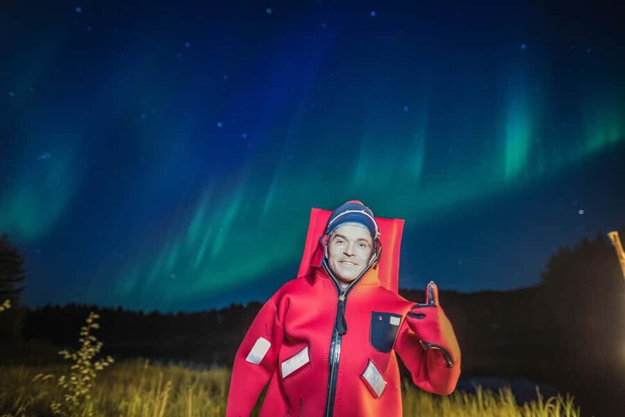 Rovaniemi: Arctic Ice Floating and Northern Lights Tour - The ice floating session