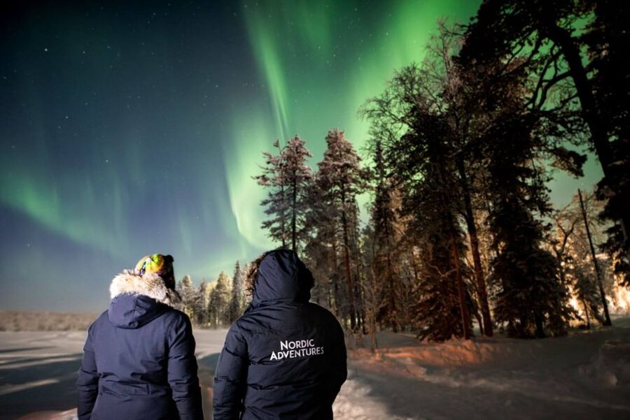 Rovaniemi: Arctic Ice Floating and Northern Lights Tour - Hot berry juice and the wooden cottage