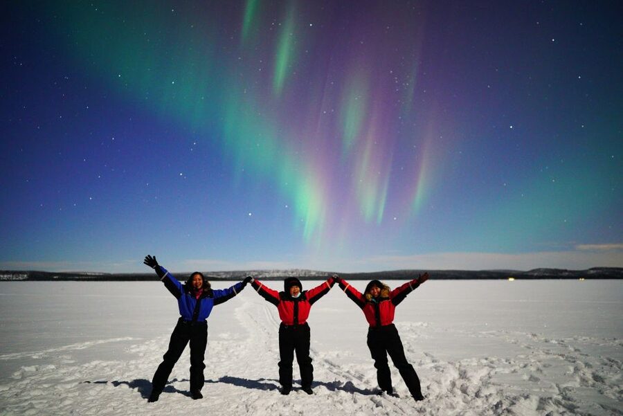 Rovaniemi: Hunting Northern Lights Bus Tour - Staying warm in the Arctic night