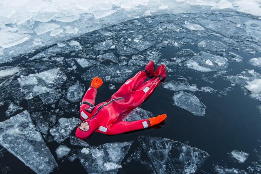 Rovaniemi: Ice Floating Experience with Northern lights - Why floating on ice feels so different
