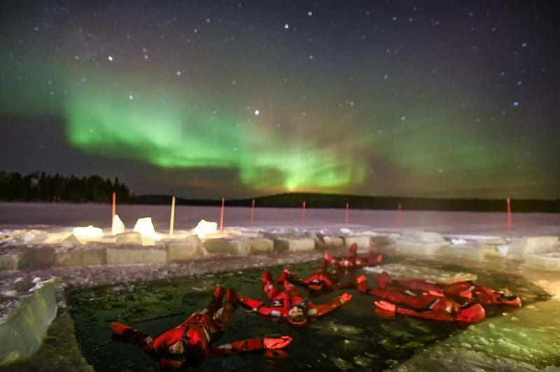 Rovaniemi: Ice Floating in Forest Lake with Aurora Borealis - Floating in an icy Lapland lake
