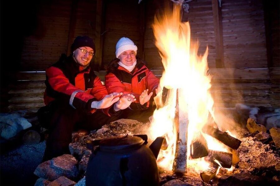 Rovaniemi: Lapland Northern Lights Tour with BBQ - How group size changes the evening