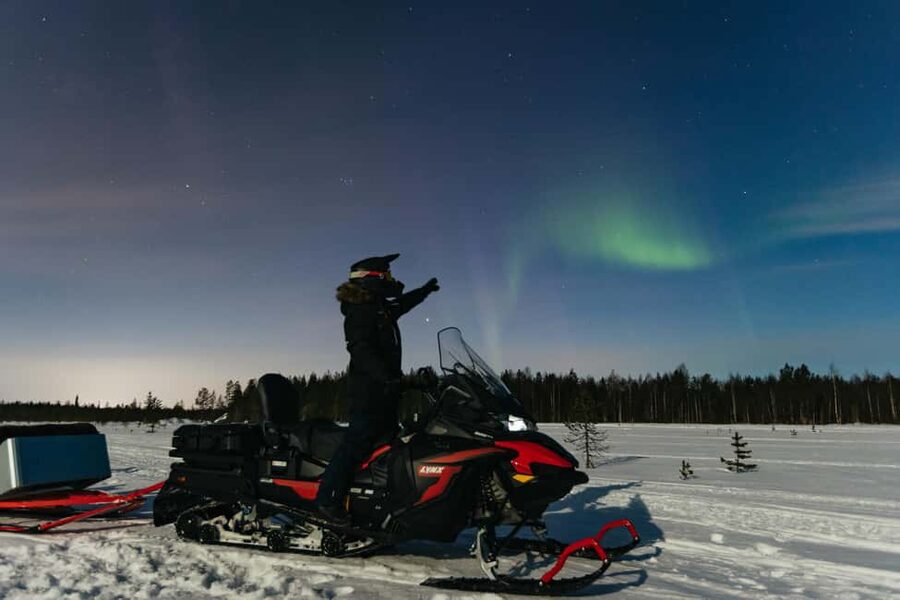 Rovaniemi: Northern Lights Family-Friendly Snowmobile Safari - The warm stop in the middle