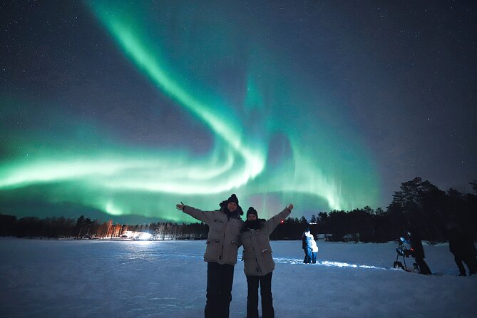 Rovaniemi: Northern Lights Group Tour - Guaranteed View - Campfire, hot juice, cookies, and the cold