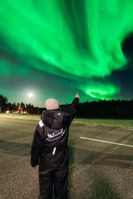 Rovaniemi: Northern Lights Group Tour with Guaranteed View - The drive north, west, or into Sweden