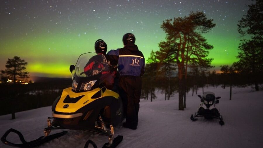 Rovaniemi: Northern Lights Snowmobile Hunt - Snacks, hot drinks, and what not to assume