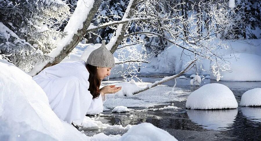 Rovaniemi: Northern Lights Trip with Arctic Sauna & Jacuzzi - Ice swimming in a Finnish frozen lake