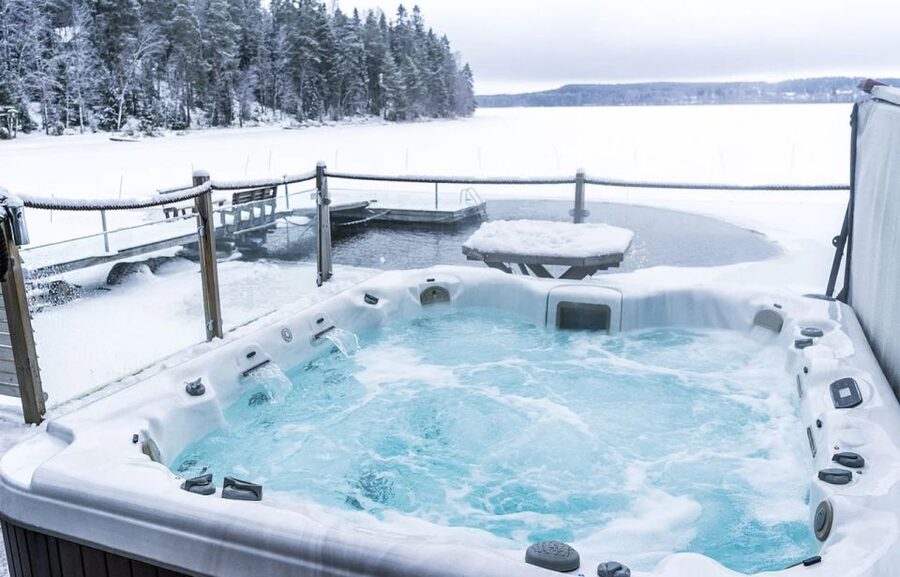 Rovaniemi: Northern Lights Trip with Arctic Sauna & Jacuzzi - Timing, group size, and seasonal planning