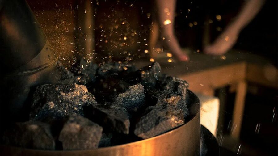 Rovaniemi: Northern Lights Trip with Arctic Sauna & Jacuzzi - Arriving among frozen lakes and dark forest