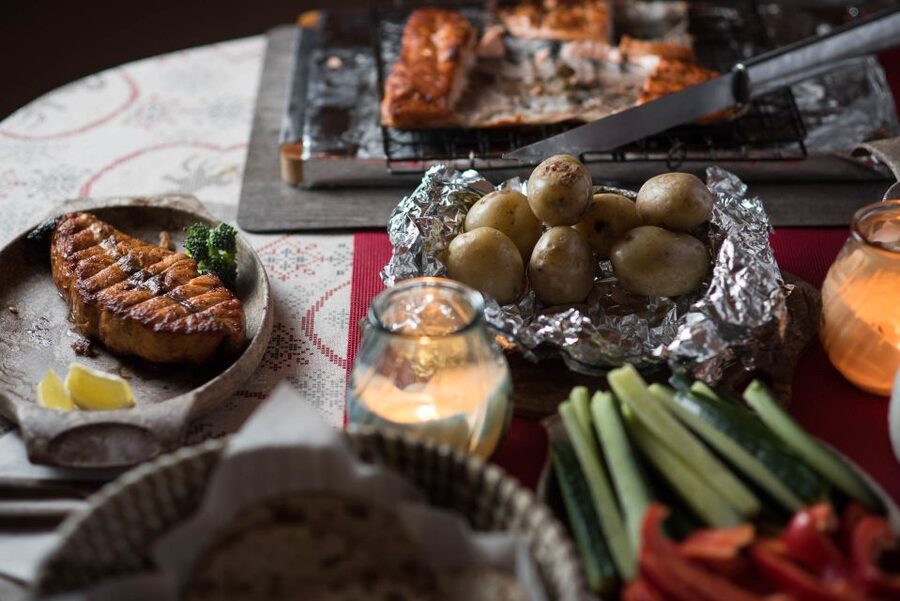 Rovaniemi: Sauna & Ice Swimming Tour with Dinner and Aurora - A wood-fired sauna beside an Arctic lake
