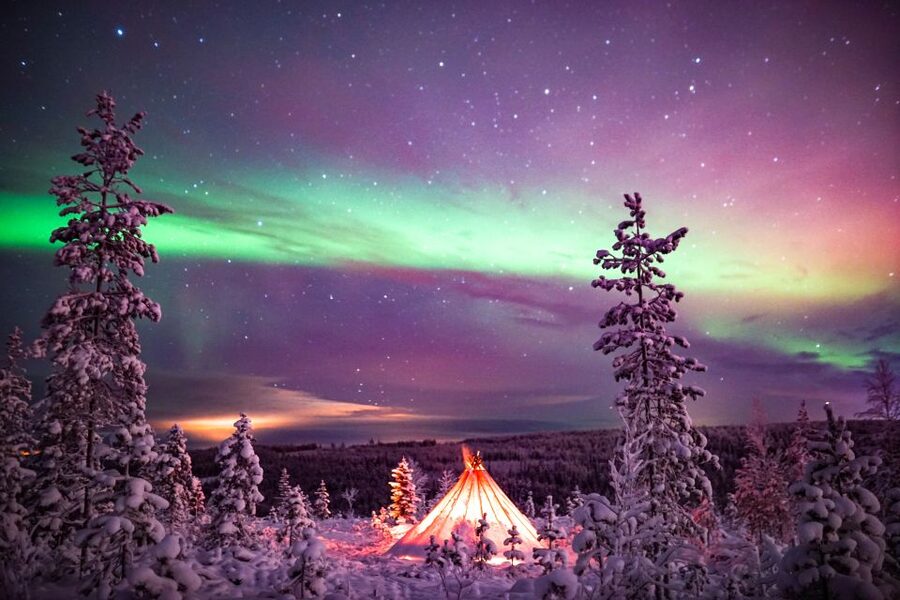 Rovaniemi: Small-Group Northern Lights Wilderness Tour - Waiting beside the fire
