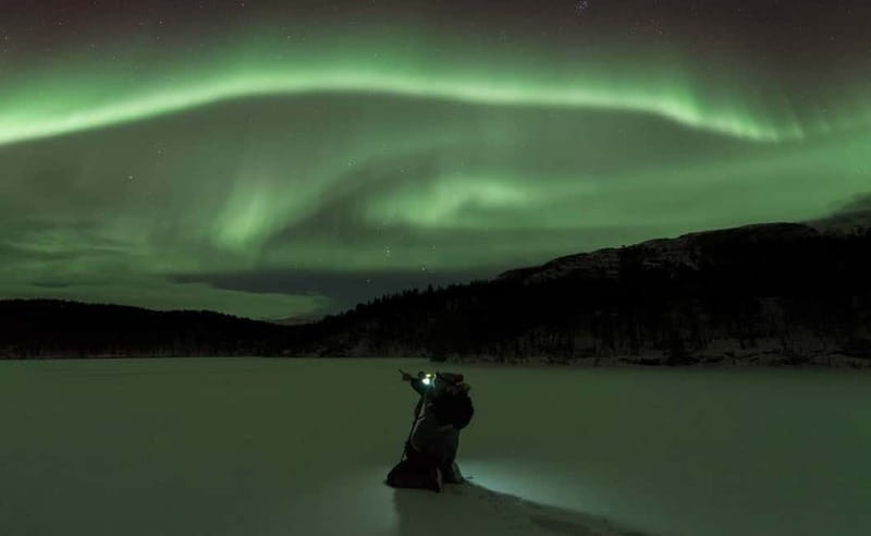 Tromsø: All inclusive Aurora Hunt with photos, food & drinks - Camera help and the souvenir photos