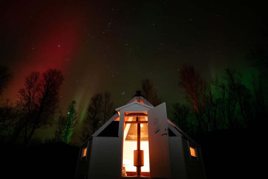 Tromsø: Aurora Crystal Lavvo Experience with Snowshoeing - Who will enjoy this Arctic night most?