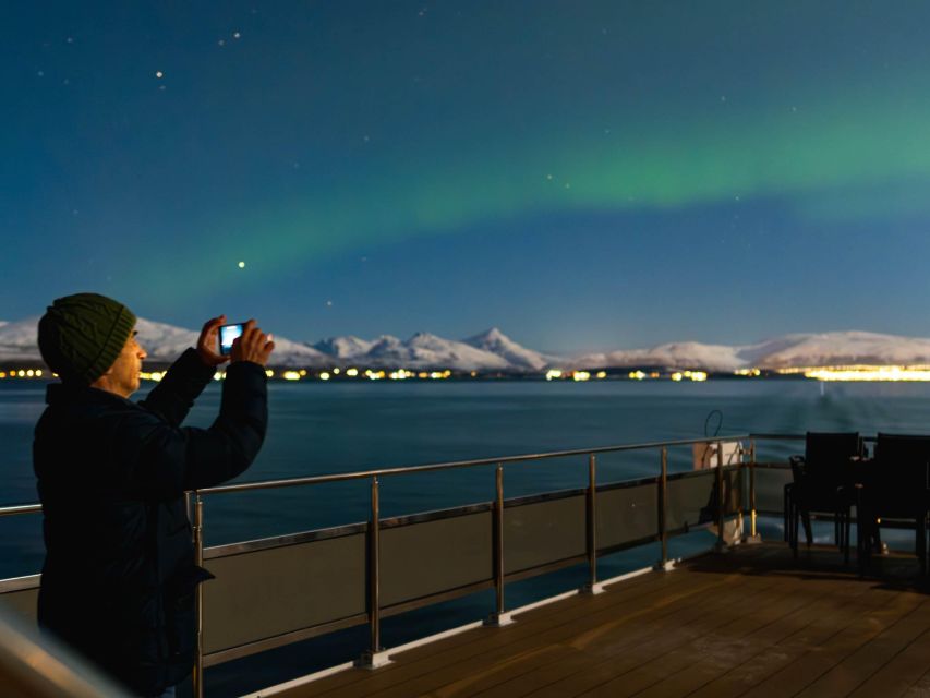 Tromsø: Electric Northern Lights Cruise - What the guides add to the wait