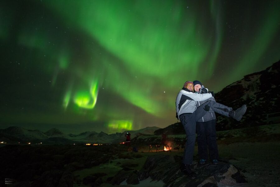 Tromsø: Expert Aurora Hunt - Thermal Gear, Food, Campfire - Waiting under the northern lights