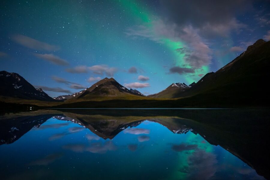 Tromsø: Expert Aurora Hunt - Thermal Gear, Food, Campfire - The photography package and what to bring