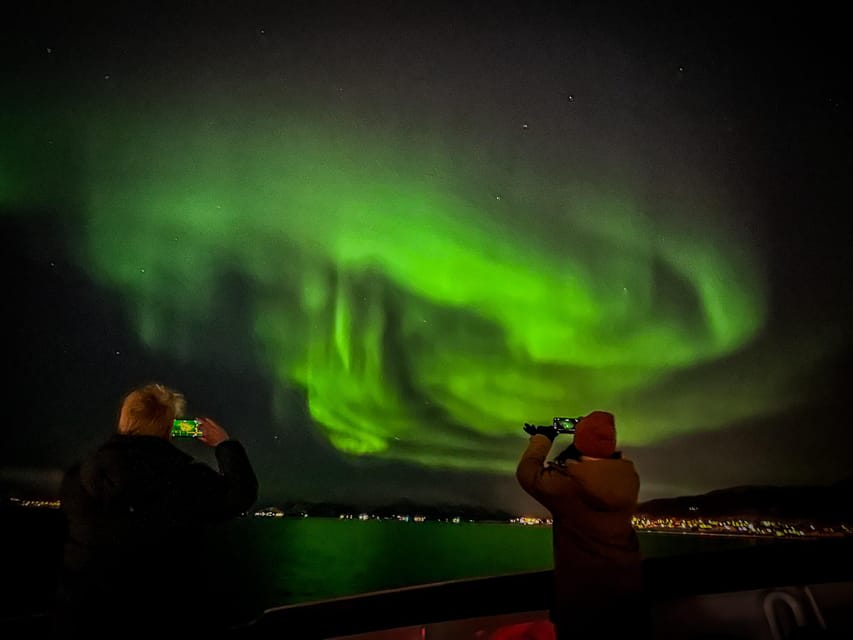 Tromso: Luxury Northern Lights Cruise with Hot Tub & Dinner - What to pack for the four-hour outing