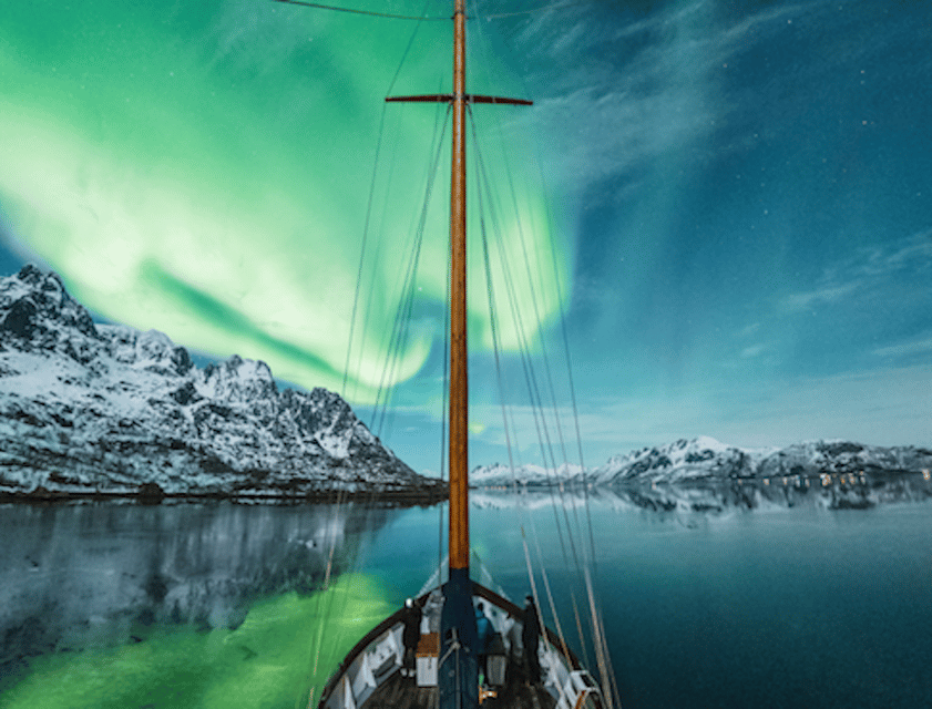 Tromso: Luxury Northern Lights Cruise with Hot Tub & Dinner - Leaving from Tromsø harbor
