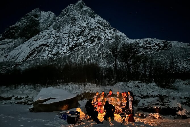 Tromsø: Northern Lights by Minibus - Free Photos and Warm Dinner - Staying warm under the northern sky