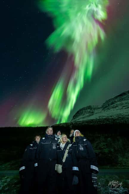 Tromsø: Northern Lights Chase with Expert Guides & Photos - Waiting beside a fire, with cocoa and marshmallows